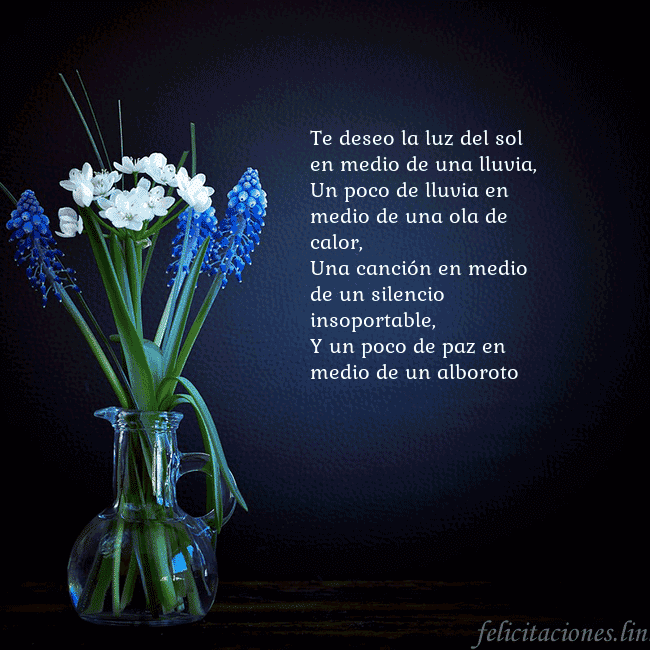 Tarjeta de cumpleaños con flores azules en un jarrón