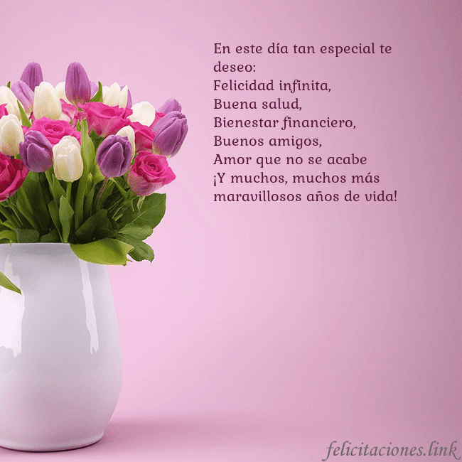 Tarjeta de cumpleaños con tulipanes en un jarrón